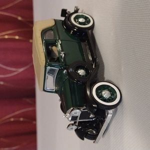 Model Car 1932 Ford Deluxe Convertible in green
